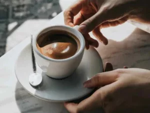 تأثیر قهوه بر بدن: فواید انرژی بخش و خطرات احتمالی