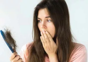 چطور جلوی ریزش مو را بگیریم؟ راهکارهای موثر درمان و پیشگیری