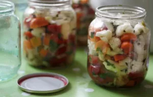 🥦طرز تهیه ترشی گل‌کلم خانگی ترد و خوشمزه | آموزش کامل با فوت‌وفن ماندگاری و رنگ طلایی