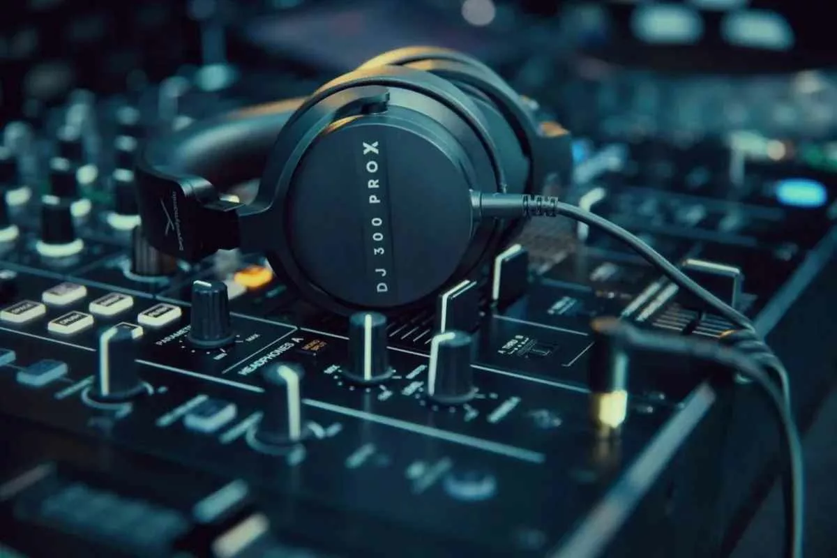 beyerdynamic-dj-300-pro_11zon