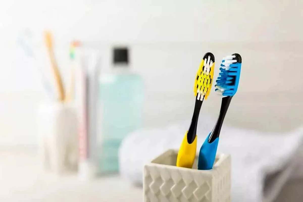 clean-your-toothbrush-1_11zon