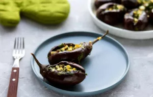 طرز تهیه ترشی بادمجان شکم پر مجلسی و خوشمزه؛ راز تردی و طعم ناب خانگی!