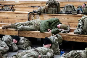 راز خوابیدن در دو دقیقه به سبک نظامی فاش شد؛ تکنیکی که ذهن را خاموش و بدن را بی‌درنگ به خواب می‌برد!