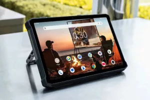 تبلت فوق‌مقاوم با پروژکتور داخلی؛ هیولای چندمنظوره‌ای که مرز موبایل و سینما را از بین می‌برد