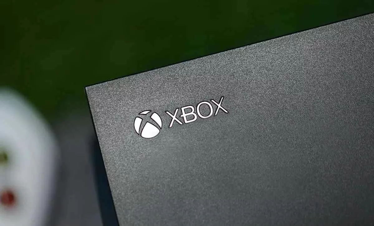 xbox-logo-on-side-of-the-xbox-series_11zon
