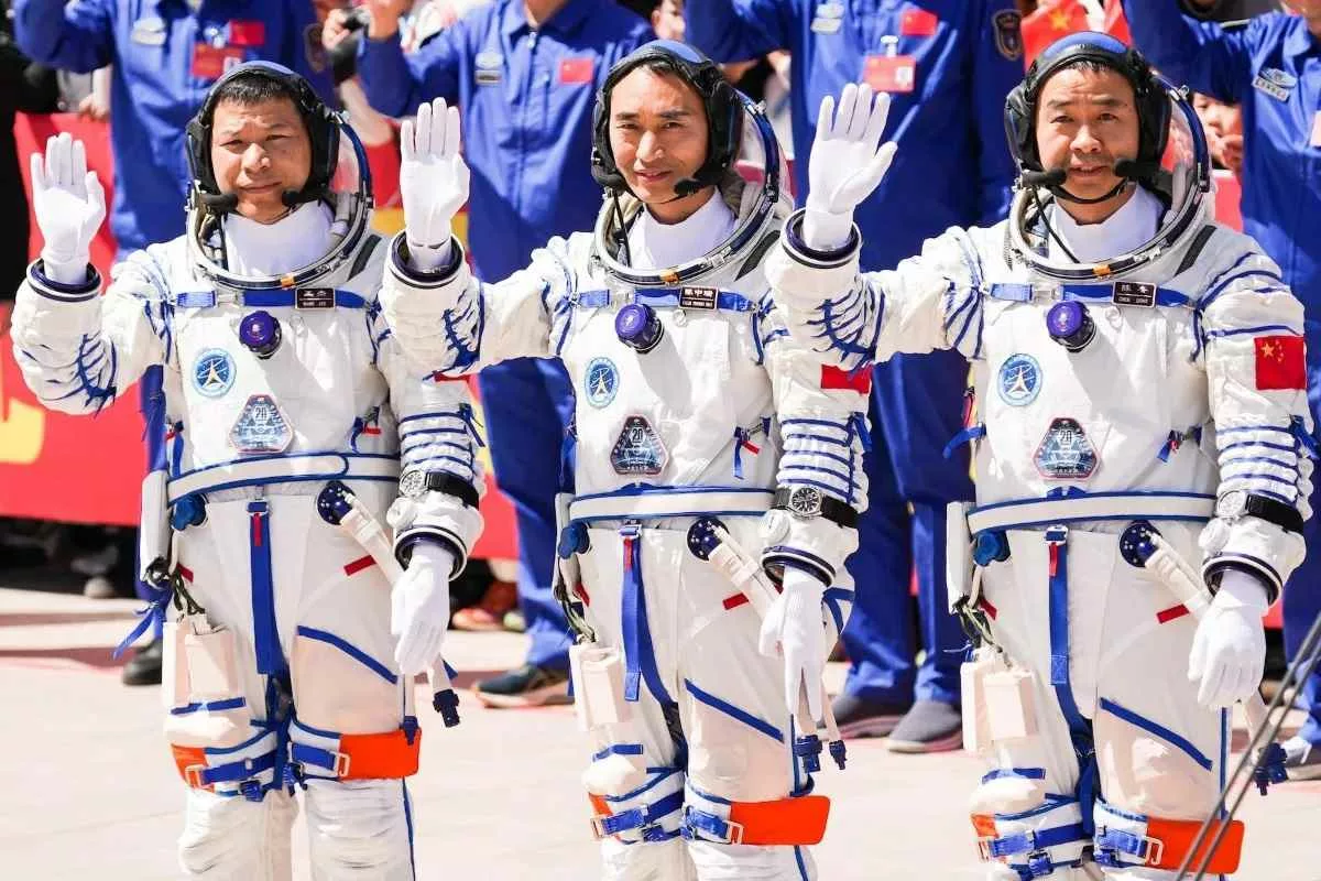 chinese-astronauts-return-capsule-debris_11zon