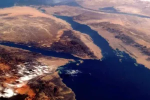 مرز پنهان آسیا و آفریقا در حال گسترش است؛ زمین‌شناسان از شکاف سالانه تا نیم میلی‌متر میان دو قاره خبر می‌دهند