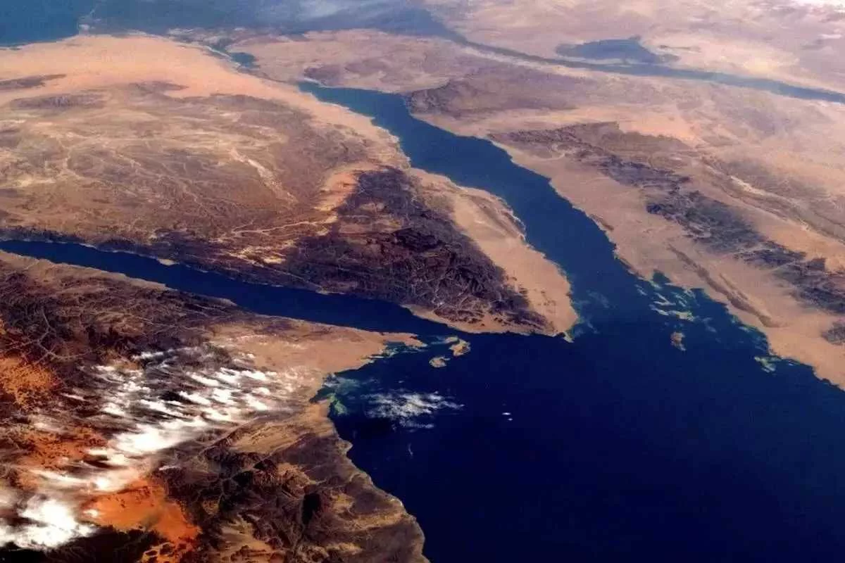 gulf-between-asia-africa-torn-apart_11zon