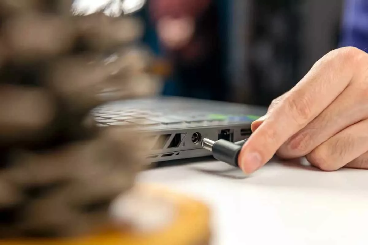 laptop-smartphone-permanent-plugged-in_11zon