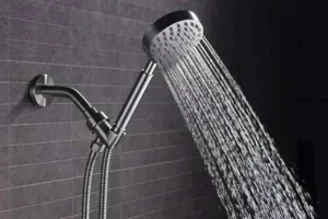 سردوش حمام شما پر از باکتری است؛ حقیقتی که شاید نخواهید بدانید!