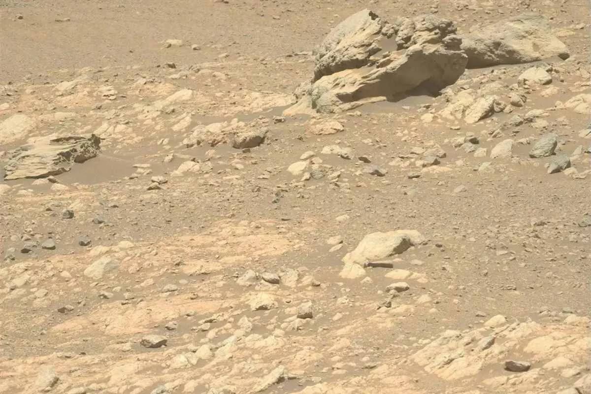 nasa-mars-rock-doesnt-belong-there_11zon
