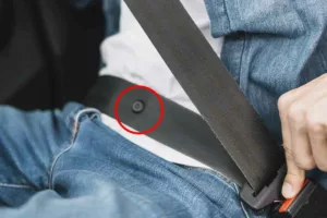 این دکمه ریز روی کمربند ایمنی چه معمایی پنهان کرده؟ حقیقتی که ۹۹٪ راننده‌ها نمی‌دانند!