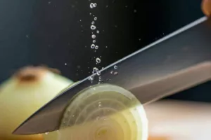 خرد کردن پیاز بدون حتی یک قطره اشک؛ راز پنهان در تیزی چاقو