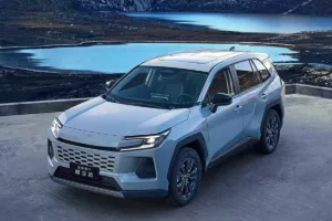 نسخه اقتصادی تویوتا راو۴ معرفی شد؛ طراحی مدرن با نمایشگر غول‌پیکر و امکانات لوکس‌تر از انتظار