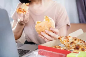 فاجعه خاموش در سفره‌ها؛ غذاهای فوق‌فرآوری‌شده چگونه قلب، مغز و کبد را نابود می‌کنند!