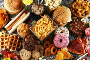 افزایش سرطان روده در جوانان؛ آیا خوراکی‌های صنعتی مقصر پنهان‌اند؟