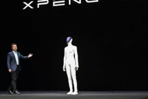 مرز انسان و ماشین فرو ریخت | ربات انسان‌نمای جدید چین با حرکاتی واقعی‌تر از انسان دنیا را شگفت‌زده کرد