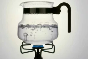 راز جوشیدن بدون حباب؛ چرا آب در مایکروویو با اجاق فرق دارد؟