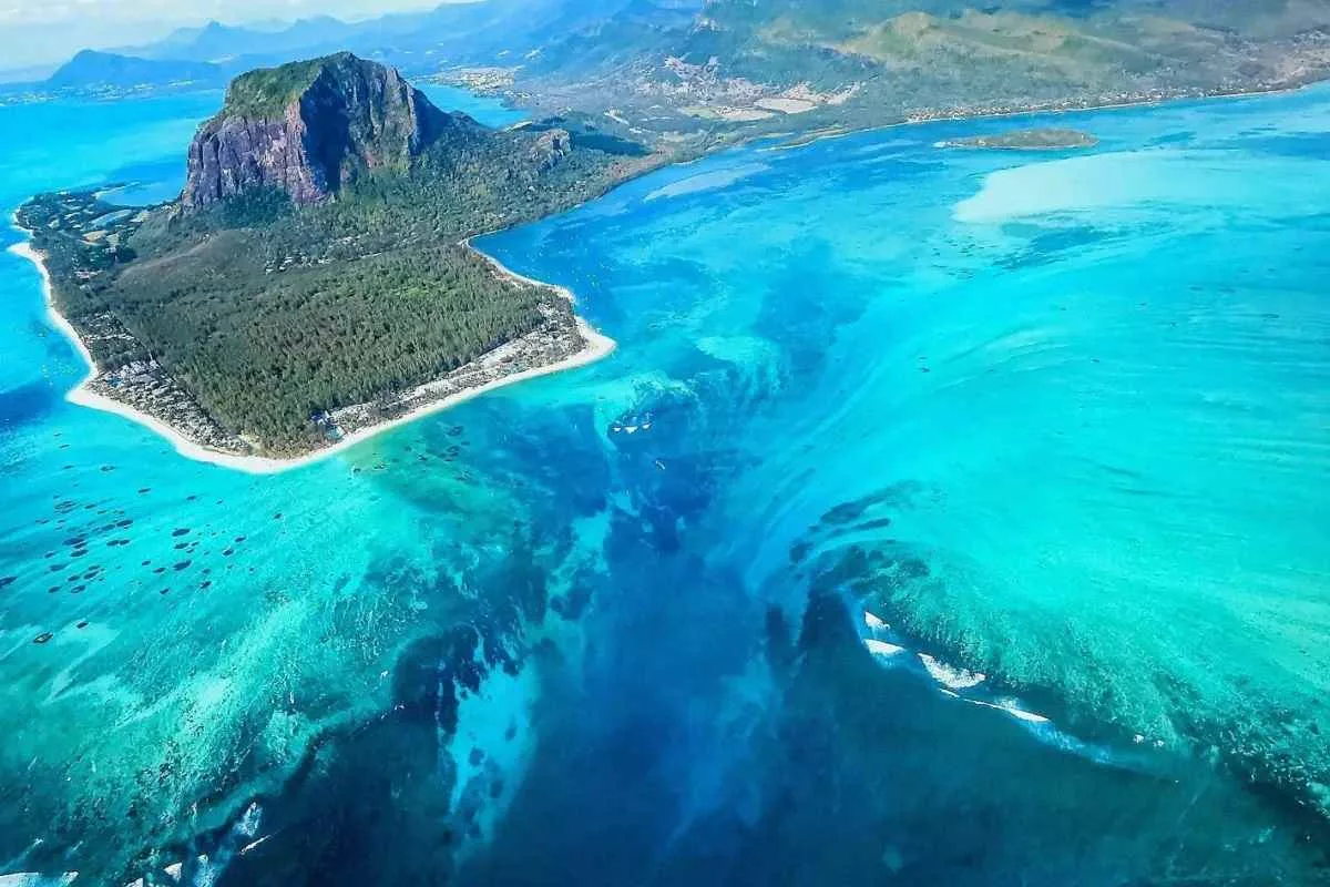 worlds-largest-waterfall-is-underwater_11zon