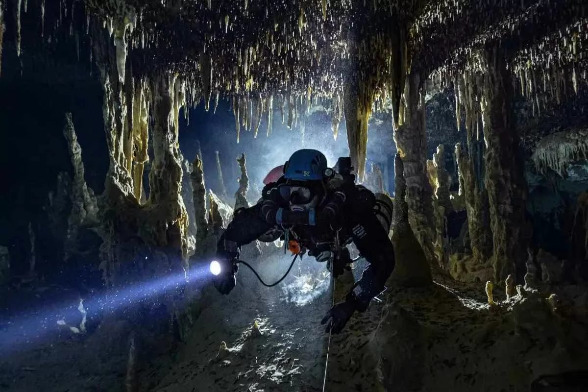 worlds-longest-underwater-cave-grows_11zon