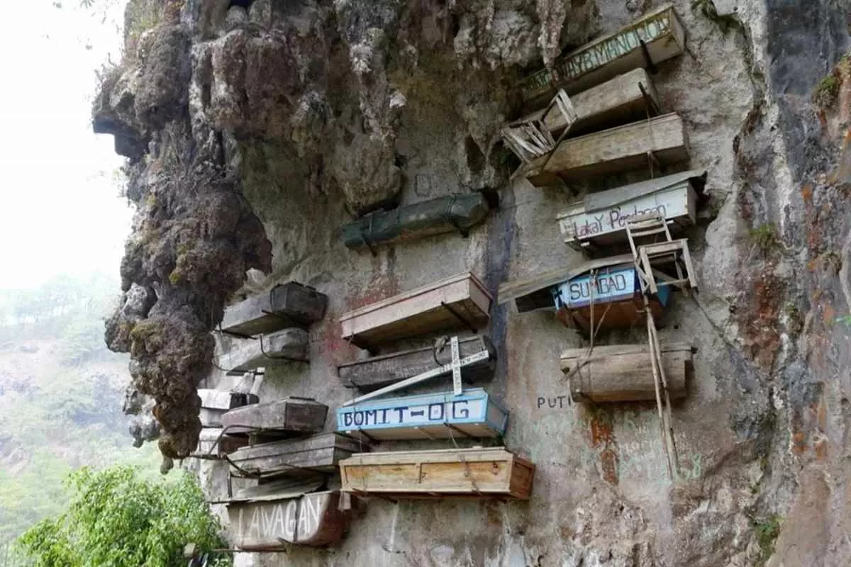 ancient-hanging-coffin-people-china-identified_11zon