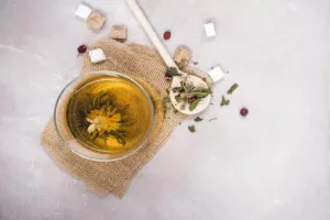 بهترین دمنوش‌ها برای کاهش فشار خون؛ درمان گیاهی امن و خانگی