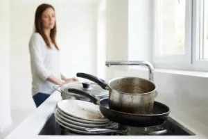 ظروف کثیف را تا صبح در سینک نگذارید؛ عادت خطرناکی که سلامت خانه را تهدید می‌کند