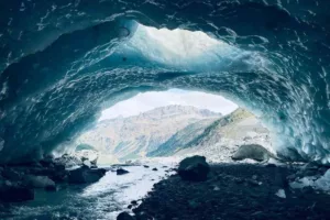 هشدار جدی دانشمندان؛ تا پایان قرن نیمی از یخچال‌های طبیعی زمین برای همیشه ناپدید می‌شوند