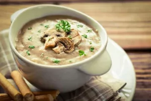 طرز تهیه سوپ قارچ؛ آموزش گام‌به‌گام انواع سوپ قارچ ساده، خامه‌ای و رژیمی