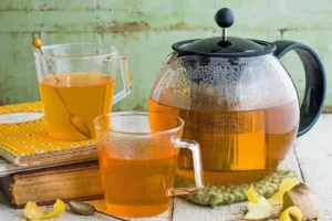 چای زردچوبه؛ دمنوش طلایی برای آب‌کردن چربی شکم و پهلو | طرز تهیه، خواص و نکات مصرف