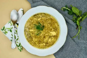 طرز تهیه اشکنه سنتی ایرانی؛ غذای اصیل و فوری با تخم‌مرغ و سیب‌زمینی (کاملاً خانگی)