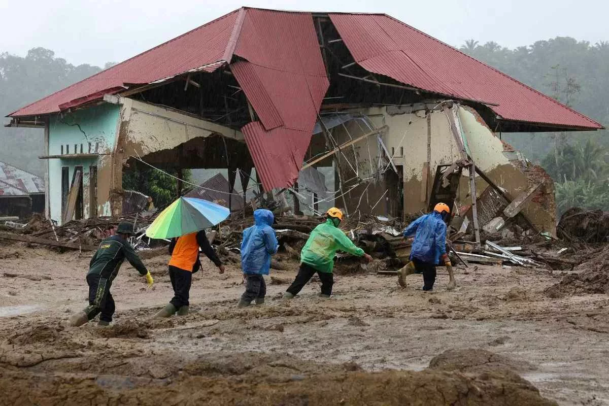 indonesia-floods-death-toll-rises_11zon