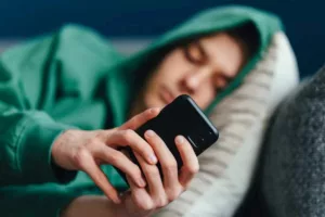 انفجار استفاده از هوش مصنوعی در نسل Z؛ چرا یک‌سوم نوجوان‌ها هر روز با چت‌بات‌ها حرف می‌زنند؟