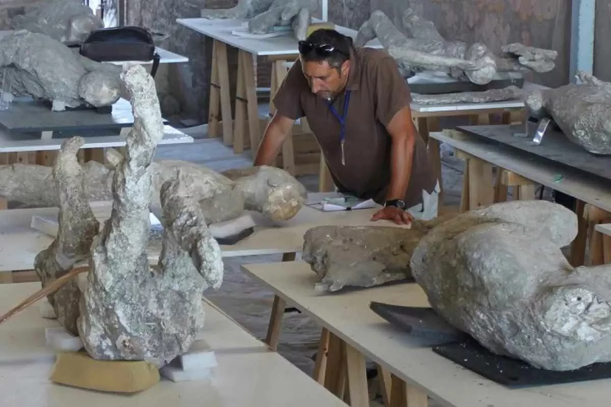 pompeii-clothing-eruption-date-mystery_11zon