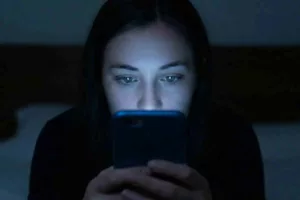 اعتیاد به صفحه‌نمایش زیر ذره‌بین علم؛ واقعاً چه‌قدر استفاده از گوشی خطرناک است؟