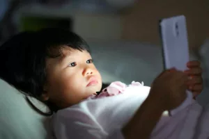 هشدار بزرگ برای والدین؛ موبایل زودهنگام چگونه کودکان را به افسردگی و چاقی مبتلا می‌کند؟