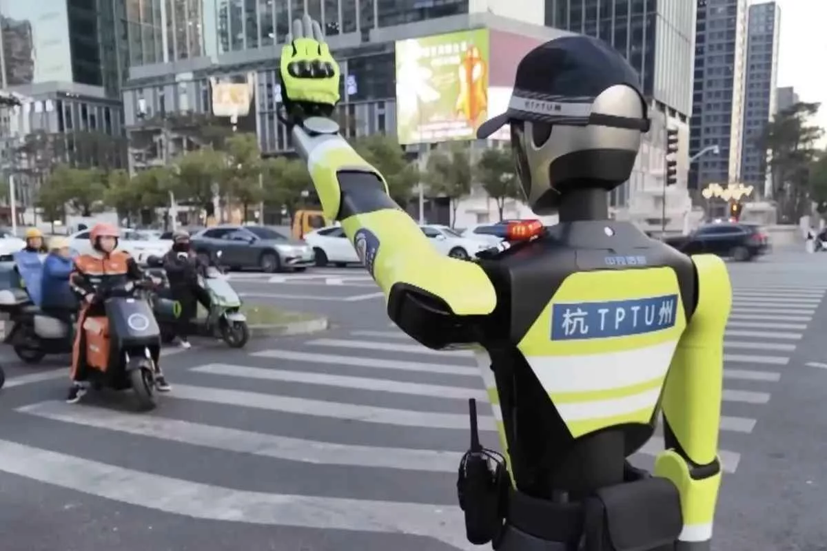 traffic-robot-cop_11zon