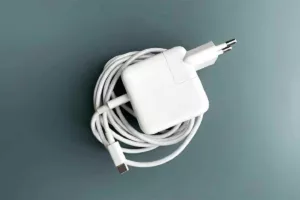 آیا شارژر USB‑C لپ‌تاپ به گوشی آسیب می‌زند؟ حقیقتی که باید قبل از استفاده بدانید