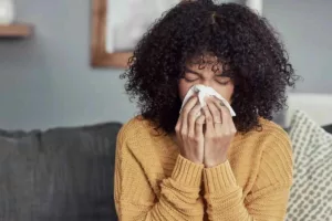 راز آبریزش بینی هنگام سرماخوردگی؛ بدن دقیقاً چه واکنشی نشان می‌دهد؟