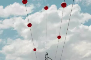 راز توپ‌های نارنجی روی سیم‌های برق؛ کاربردی که جان انسان‌ها را نجات می‌دهد