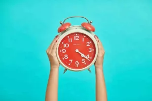 چرا مغز ما چند دقیقه قبل از زنگ هشدار بیدار می‌شود؟ | راز علمی ساعت درونی بدن