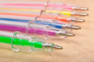 چرا خودکارهای رنگی و فانتزی این‌قدر محبوب شده‌اند؟ انواع و کاربردها