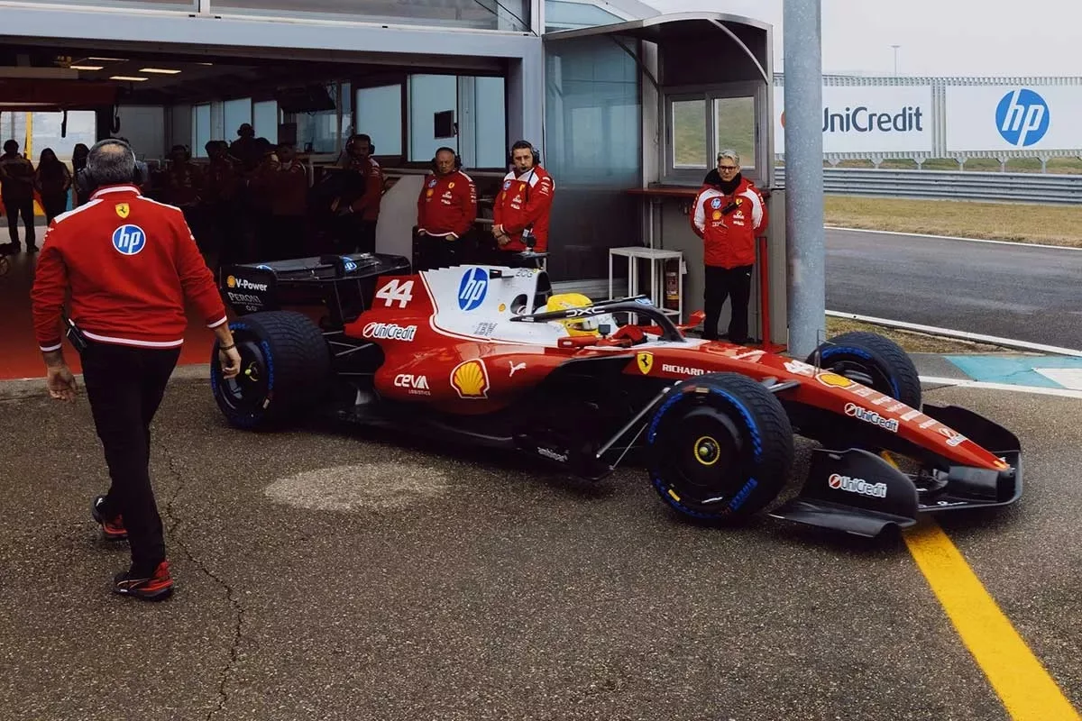 lewis-hamilton-drive-ferrari-sf-26