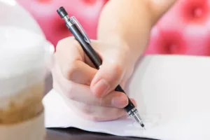 مداد نوکی یا مداد چوبی؟ بررسی مزایا و معایب هرکدام و انتخاب بهترین گزینه برای کودک شما