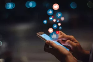 آیا محدودیت شبکه های اجتماعی سلامت روان نوجوانان را بهبود می‌دهد؟