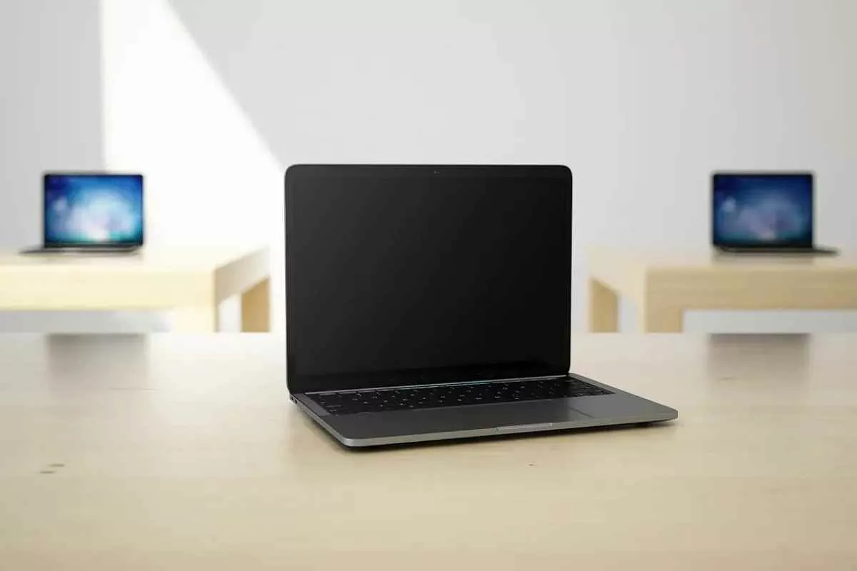 stock-laptop-vs-new-laptop_11zon