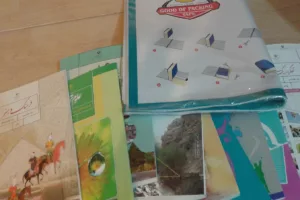 جلد کتاب درسی چه جنسی باشد؟ راهنمای کامل انتخاب و خرید جلد مناسب برای کتاب‌های درسی