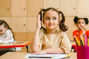 نکات مهم انتخاب کتاب کمک درسی مناسب پایه ابتدایی: راهنمای جامع برای والدین و معلمان