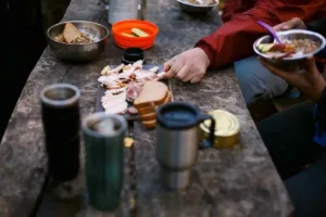 راهنمای جامع غذاهای خراب نشدنی برای سفر: 20 خوراکی ضروری + نکات طلایی