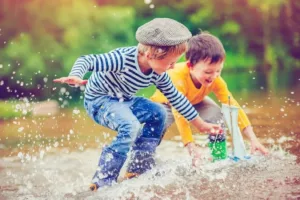 فواید آب‌بازی برای کودکان: سفری هیجان‌انگیز به دنیای یادگیری و رشد